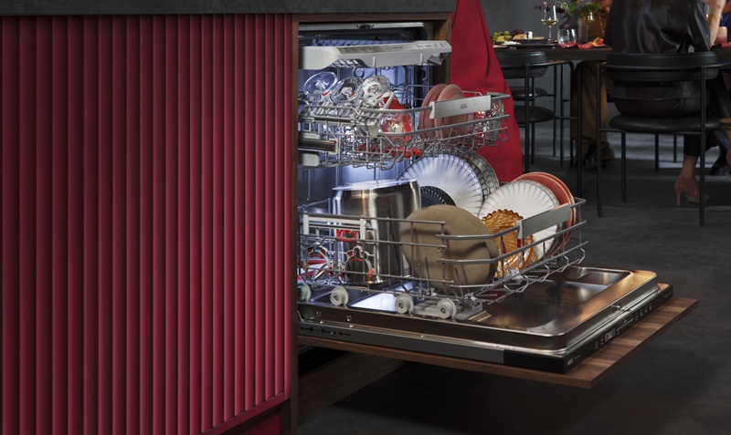 La nuova gamma di lavastoviglie della serie 9000 di AEG sono dotate della funzione SuperSilent che permette di avere una silenziosità di 35 db grazie al software ottimizzato e all’idraulica finemente regolata. Inoltre, il sistema di controllo dell’acqua riprogettato AquaSave garantisce risultati di lavaggio impeccabili utilizzando solo 8,4 litri d’acqua per ciclo. Il braccio irroratore SatelliteClean® Pro rimuove anche lo sporco ostinato. Grazie a ZoneClean si possono gestire due zone di lavaggio diverse in un solo ciclo, con pressione dell’acqua maggiore nel cestello inferiore e più delicata per i cristalli nel cestello superiore. La gestione delle funzione avviene con interfaccia touch SmartSelect Connect e app, che mostrano la durata e l’efficienza energetica di ogni ciclo. Disponibili a inizio 2026. http://www.aeg.it