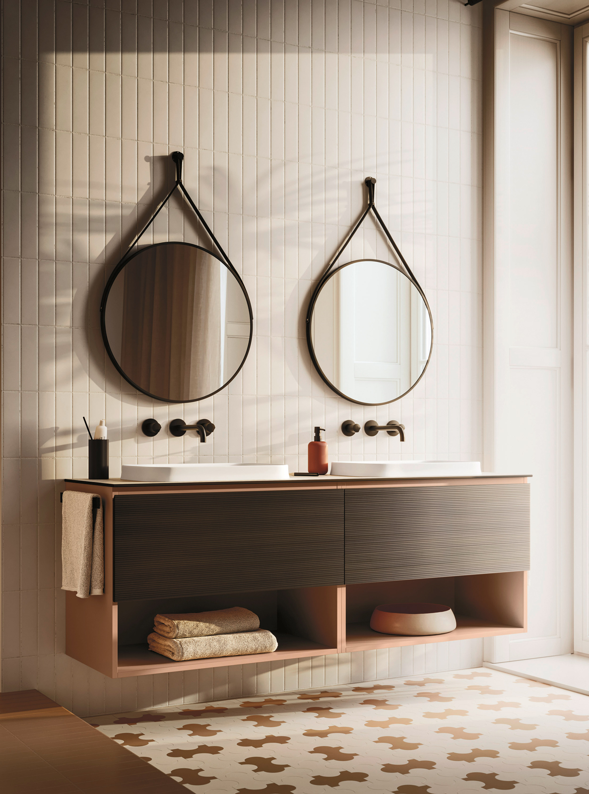 Nella foto: composizione Ho.Me Plus 45 – c22 – di Arbi Arredobagno con mobile sospeso H 61,2 cm con struttura in laccato Flamingo opaco e frontali in melaminico termostrutturato Traccia, porta salviette Band nero, piano top in CDF Triton con lavabi incassati Belt in Tekno Deimos; specchiere Pendant 60. Nella foto: composizione Ho.Me Plus 45 – c22 – di Arbi Arredobagno con mobile sospeso H 61,2 cm con struttura in laccato Flamingo opaco e frontali in melaminico termostrutturato Traccia, porta salviette Band nero, piano top in CDF Triton con lavabi incassati Belt in Tekno Deimos; specchiere Pendant 60.