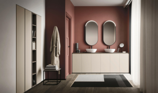 Nella foto: composizione Ho.Me Plus 45 – c28 – di Arbi Arredobagno con basi a terra H 73,4 cm in laccato Juta opaco, piano top in Cdf Astra e lavabi Fine 42 in ceramica, specchiere Dafne. A sinistra, colonne in laccato Juta opaco con colonna a giorno in laccato Creta opaco. Nella foto: composizione Ho.Me Plus 45 – c28 – di Arbi Arredobagno con basi a terra H 73,4 cm in laccato Juta opaco, piano top in Cdf Astra e lavabi Fine 42 in ceramica, specchiere Dafne. A sinistra, colonne in laccato Juta opaco con colonna a giorno in laccato Creta opaco.