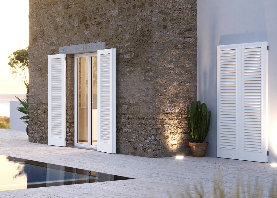 La gamma di persiane in legno di BG Legno sono realizzate su misura e possono essere di diverse tipologie in base all’intelaiatura e alle stecche: Fiorentina, Viareggina, Piemontese, Centro Storico o a Doppia Spiovenza. La verniciatura può essere trasparente, a mettere in risalto le naturali venature del legno, o coprente, verde o bianco o in altri colori in base alle esigenze estetiche. www.bglegno.it