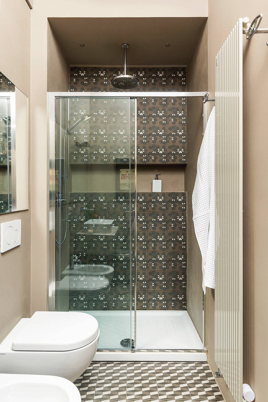 Bagno lungo e stretto con doccia in muratura in nicchia. Foto Studio Daido. Bagno lungo e stretto con doccia in muratura in nicchia. Foto Studio Daido.