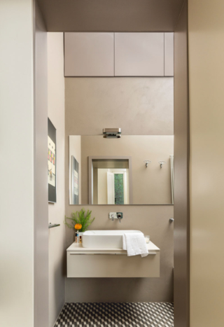 Bagno lungo e stretto colori neutri e lavabo davanti alla porta di ingresso. Foto Studio Daido Bagno lungo e stretto colori neutri e lavabo davanti alla porta di ingresso. Foto Studio Daido