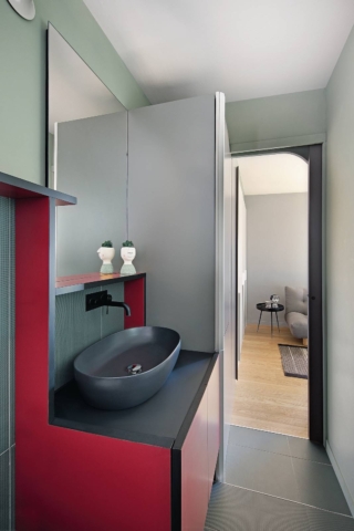 Bagno lungo e stretto con colonna lavanderia all'ingresso e mobile lavabo attaccato. Progetto Sceg Architetti (Torino), foto Barbara Corsico. Bagno lungo e stretto con colonna lavanderia all'ingresso e mobile lavabo attaccato. Progetto Sceg Architetti (Torino), foto Barbara Corsico.