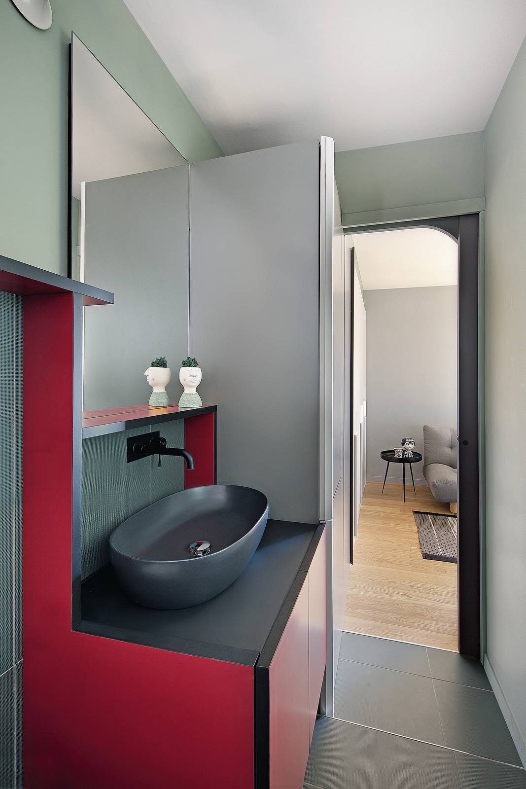 Bagno lungo e stretto con colonna lavanderia all'ingresso e mobile lavabo attaccato. Progetto Sceg Architetti (Torino), foto Barbara Corsico. Bagno lungo e stretto con colonna lavanderia all'ingresso e mobile lavabo attaccato. Progetto Sceg Architetti (Torino), foto Barbara Corsico.