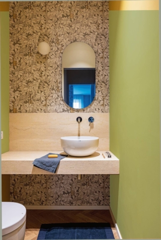 Uno dei due bagni (quello più piccolo e quadrato) ricavati da un bagno lungo e stretto. Foto Cristina Galliena Bohman. Uno dei due bagni (quello più piccolo e quadrato) ricavati da un bagno lungo e stretto. Foto Cristina Galliena Bohman.