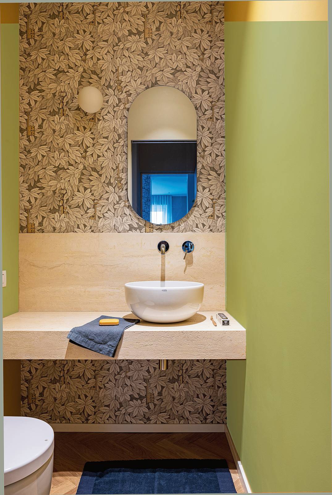 Uno dei due bagni (quello più piccolo e quadrato) ricavati da un bagno lungo e stretto. Foto Cristina Galliena Bohman. Uno dei due bagni (quello più piccolo e quadrato) ricavati da un bagno lungo e stretto. Foto Cristina Galliena Bohman.