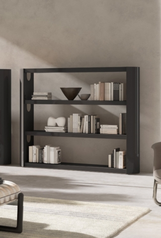 Jerome di CPRN è una libreria interamente laccata con tre ampi ripiani che offrono lo spazio ideale per organizzare libri, riviste e oggetti decorativi. La finitura liscia e lucida dona brillantezza e raffinatezza, mentre le linee minimaliste e pulite garantiscono versatilità, permettendo alla libreria di integrarsi sia in interni contemporanei che in contesti più classici. Caratterizzata da una struttura dalle linee arrotondate ed eleganti, Jerome è realizzata in legno laccato lucido e arricchita da dettagli metallici in acciaio spazzolato. Misure L180 x P40 x H150 cm. Prezzo a partire da 7.758 euro. www.cprnhomood.it Jerome di CPRN è una libreria interamente laccata con tre ampi ripiani che offrono lo spazio ideale per organizzare libri, riviste e oggetti decorativi. La finitura liscia e lucida dona brillantezza e raffinatezza, mentre le linee minimaliste e pulite garantiscono versatilità, permettendo alla libreria di integrarsi sia in interni contemporanei che in contesti più classici. Caratterizzata da una struttura dalle linee arrotondate ed eleganti, Jerome è realizzata in legno laccato lucido e arricchita da dettagli metallici in acciaio spazzolato. Misure L180 x P40 x H150 cm. Prezzo a partire da 7.758 euro. www.cprnhomood.it