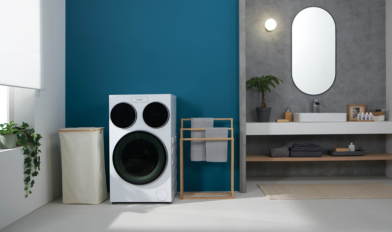 La lavatrice Multi Wash di Candy non passa inosservata, avendo tre cestelli indipendenti: il principale da 10,5 kg e due piccoli da 1 kg l’uno, dove è possibile lavare contemporaneamente, ma in modo separato e personalizzato, capi delicati, biancheria baby, indumenti sportivi o piccoli carichi, ciascuno con il proprio programma, temperatura e durata. Il cuore tecnologico della lavatrice è rappresentato dall’innovativo Multi-drum Integrated System per la gestione automatizzata da Intelligenza Artificiale di acqua ed energia: tre circuiti di ingresso per l’acqua indipendenti ma collegati come una normale lavatrice che evitano contaminazioni, semplificano l’installazione e ottimizzano i consumi. Multi Wash rileva peso e livello dell’acqua in ciascun cestello, calcola la quantità di detersivo necessaria e la immette automaticamente grazie al sistema Auto-Dose. Elevata l’efficienza, essendo in classe energetica A-20%. Disponibile entro fine 2025. http://www.candy-home.com/it_IT/