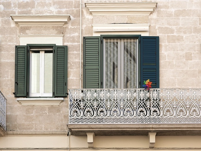 Alu Rustica di Coserplast è una persiana in alluminio con profili dalla linea pulita, dotati di guarnizione di colore nero su anta, telaio e stecca orientabile. Disponibile monoblocco o a murare. La ferramenta di chiusura con spagnoletta ed i mezzi squadri sono del tipo rustico in acciaio regolabile di colore nero. L’oscuramento può essere a lamelle fisse o lamelle orientabili a leva. Diversi i colori, oltre all'effetto legno. www.coserplastweb.it