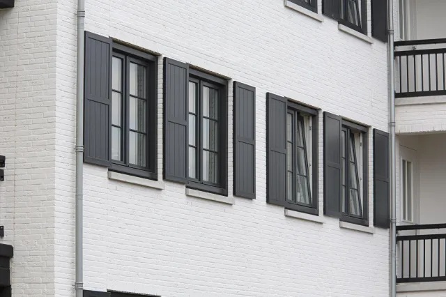 Le persiane Kiuzo di Deceuninck sono realizzate in pvc, con rinforzi interni in alluminio a renderle più robuste. Sono durevoli, resistenti agli urti e ai raggi UV. Sono disponibili con lamelle orientabili, che permettono di regolare la ventilazione in base alle esigenze. Diverse le finiture disponibili. www.deceuninck.it