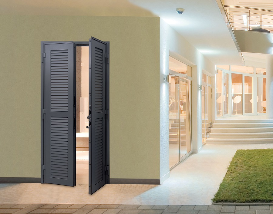 Ha telaio e controtelaio in acciaio zincato la persiana blindata Anthos di Dierre, certificata in classe 3 sia a una che due ante. Il battente rinforzato e i rostri installati lungo i lati delle cerniere sono antisfilamento. La serratura a cilindro New Power ha protezione antistrappo dall’esterno, con piastrina antitrapano e fessura dimensionata per la sola chiave. Le cerniere micron ne permettono l’installazione anche a filomuro. Nella misura L 120 x H 210 cm con finitura grigio antracite costa 2.800 euro + Iva, trasporto e posa. www.dierre.it