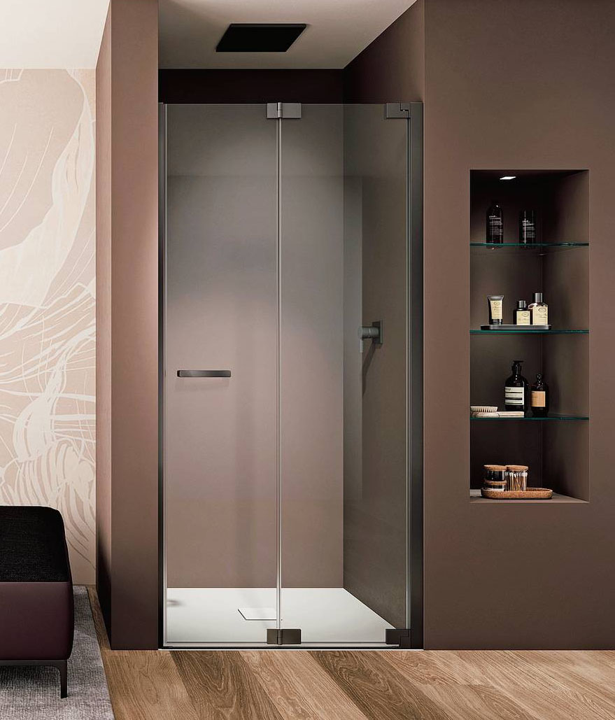 E-Lite Free EN 1 di Provex ha la porta pieghevole di vetro temperato di sicurezza (sp. 6 mm) trasparente con profili, cerniere, maniglia in finitura Nero matt. Misura L 80 x H 200 cm e costa 1.620 euro. www.provex.eu E-Lite Free EN 1 di Provex ha la porta pieghevole di vetro temperato di sicurezza (sp. 6 mm) trasparente con profili, cerniere, maniglia in finitura Nero matt. Misura L 80 x H 200 cm e costa 1.620 euro. www.provex.eu