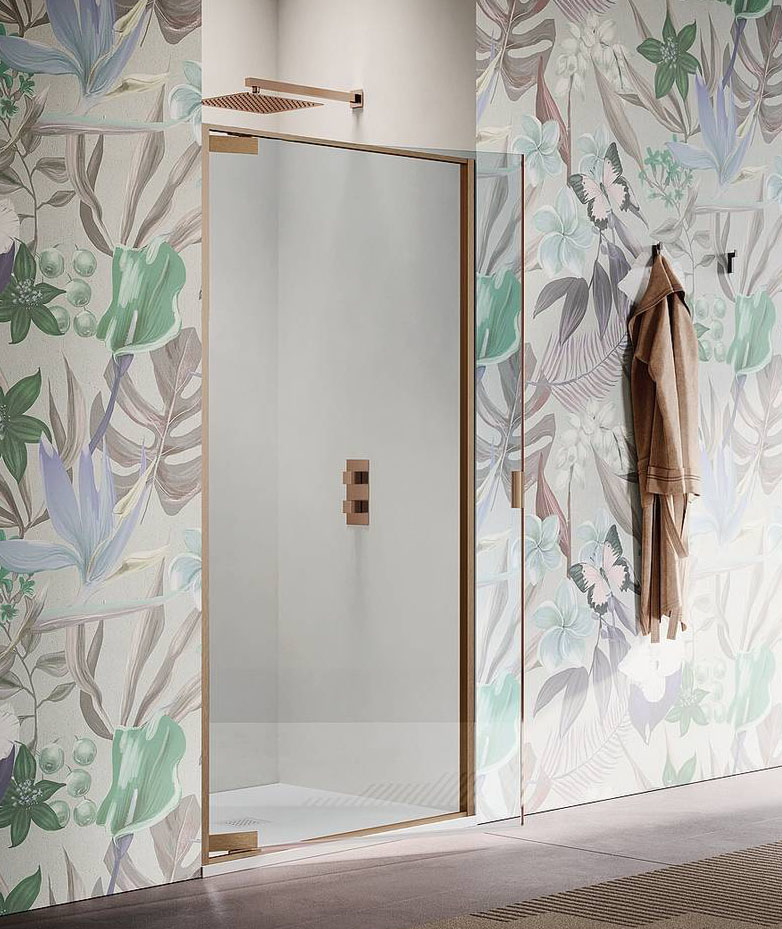 Pyxis di Samo, a battente pivottante nei due sensi, con profili Dolcevita colorazione bronzo spazzolato/rosa metallizzato e vetro trasparente, misura L 69 x H 200 cm e costa 1.759,50 euro. www. samo.it Pyxis di Samo, a battente pivottante nei due sensi, con profili Dolcevita colorazione bronzo spazzolato/rosa metallizzato e vetro trasparente, misura L 69 x H 200 cm e costa 1.759,50 euro. www. samo.it