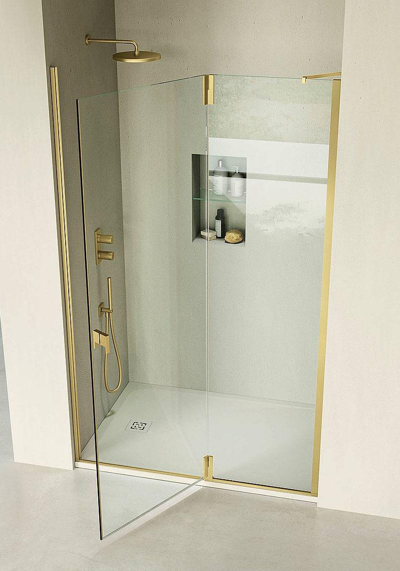 Supersintesi XN di Vismaravetro, con anta a battente di cristallo trasparente e telaio finitura Oro satinato, misura L 120 x H 200 cm e costa 2.425 euro. www.vismaravetro.it Supersintesi XN di Vismaravetro, con anta a battente di cristallo trasparente e telaio finitura Oro satinato, misura L 120 x H 200 cm e costa 2.425 euro. www.vismaravetro.it