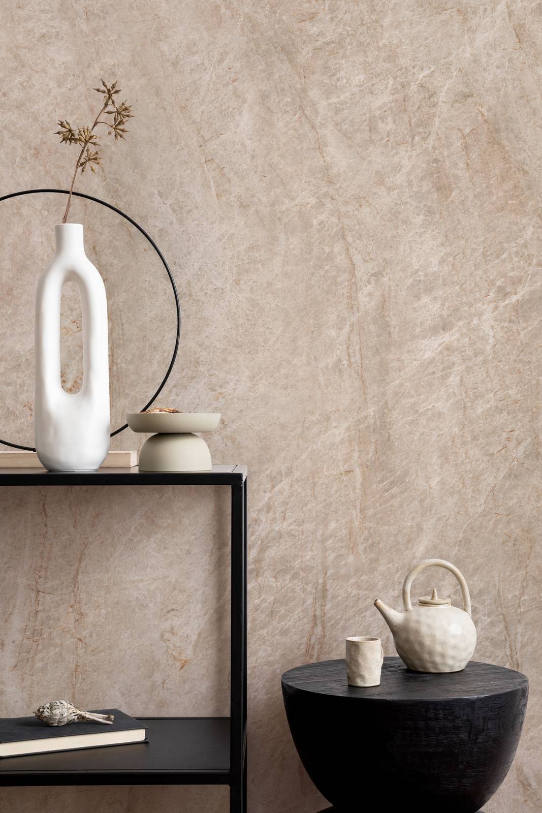 Arredo minimal su sfondo in gres porcellanato effetto pietra beige; collezione Taj Mahal di Energieker