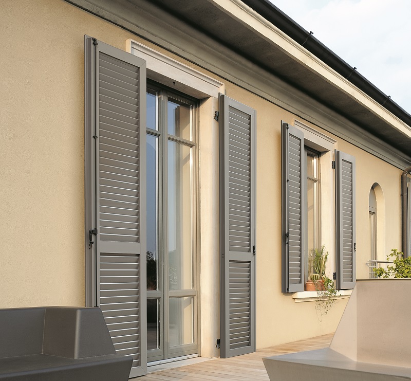 Le persiane di Erco sono realizzate con profili in pvc, rinforzati all’interno con tubolari di alluminio, resistenti a tutte le condizioni atmosferiche, anche alla salsedine. Diverse le versioni, con lamelle fisse, orientabili o a doghe. Sono realizzabili solo su misura, a una a più ante, anche di grandi dimensioni, sia a battente che scorrevoli. Con lamelle fisse e traverso nella finitura grigio quarzo, L 120 x H 270 cm, con ferramenta trattata al Teflon di Maico compresi i cardini a murare, costa 2.200 euro + Iva. www.ercofinestre.it