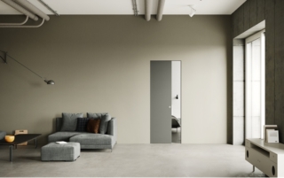 Absolute Evokit di Ermetika è la porta filomuro scorrevole in kit che ne permette un'installazione agevole e veloce. Priva di stipiti e coprifili ha un design lineare e contemporaneo, adatta per chi cerca soluzioni minimali e prive di componenti aggiuntivi. Grazie al controtelaio il pannello della porta sparisce completamente all'interno della parete. Disponibile per anta singola o doppia (su due lati contrapposti), l'altezza può essere 200 - 210 - 240 cm, adatta per creare soluzioni a tutt'altezza, visivamente scenografiche. www.ermetika.com Absolute Evokit di Ermetika è la porta filomuro scorrevole in kit che ne permette un'installazione agevole e veloce. Priva di stipiti e coprifili ha un design lineare e contemporaneo, adatta per chi cerca soluzioni minimali e prive di componenti aggiuntivi. Grazie al controtelaio il pannello della porta sparisce completamente all'interno della parete. Disponibile per anta singola o doppia (su due lati contrapposti), l'altezza può essere 200 - 210 - 240 cm, adatta per creare soluzioni a tutt'altezza, visivamente scenografiche. www.ermetika.com