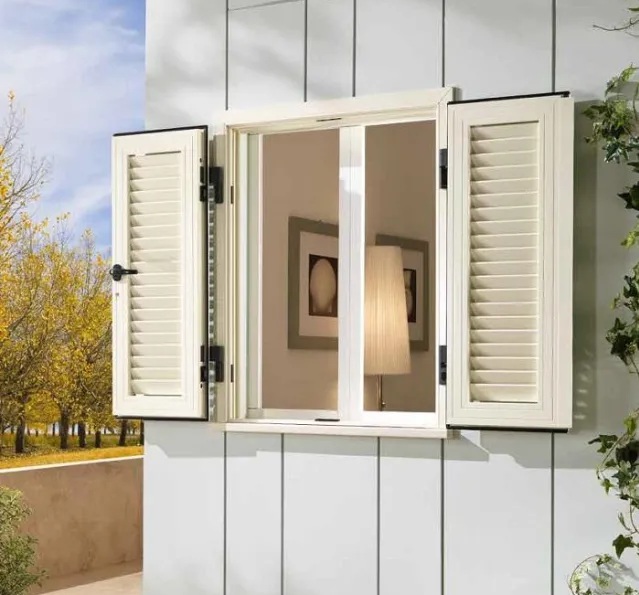 La persiana Maxima Plus di Erreci Sicurezza è costruita con profili di alluminio maggiorati, adatti ad inserire la blindatura in acciaio inox, a costituire una griglia robusta completamente nascosta. La serratura a infilare a 3 punti di chiusura con ½ cilindro antitrapano a profilo europeo rivolto all’interno del locale, le cerniere in acciaio ad alta resistenza meccanica, i robusti rostri antistrappo, il sistema antisfilamento delle ovaline rinforzate hanno permesso di ottenere la certificazione antieffrazione in classe 3. www.errecisicurezza.com