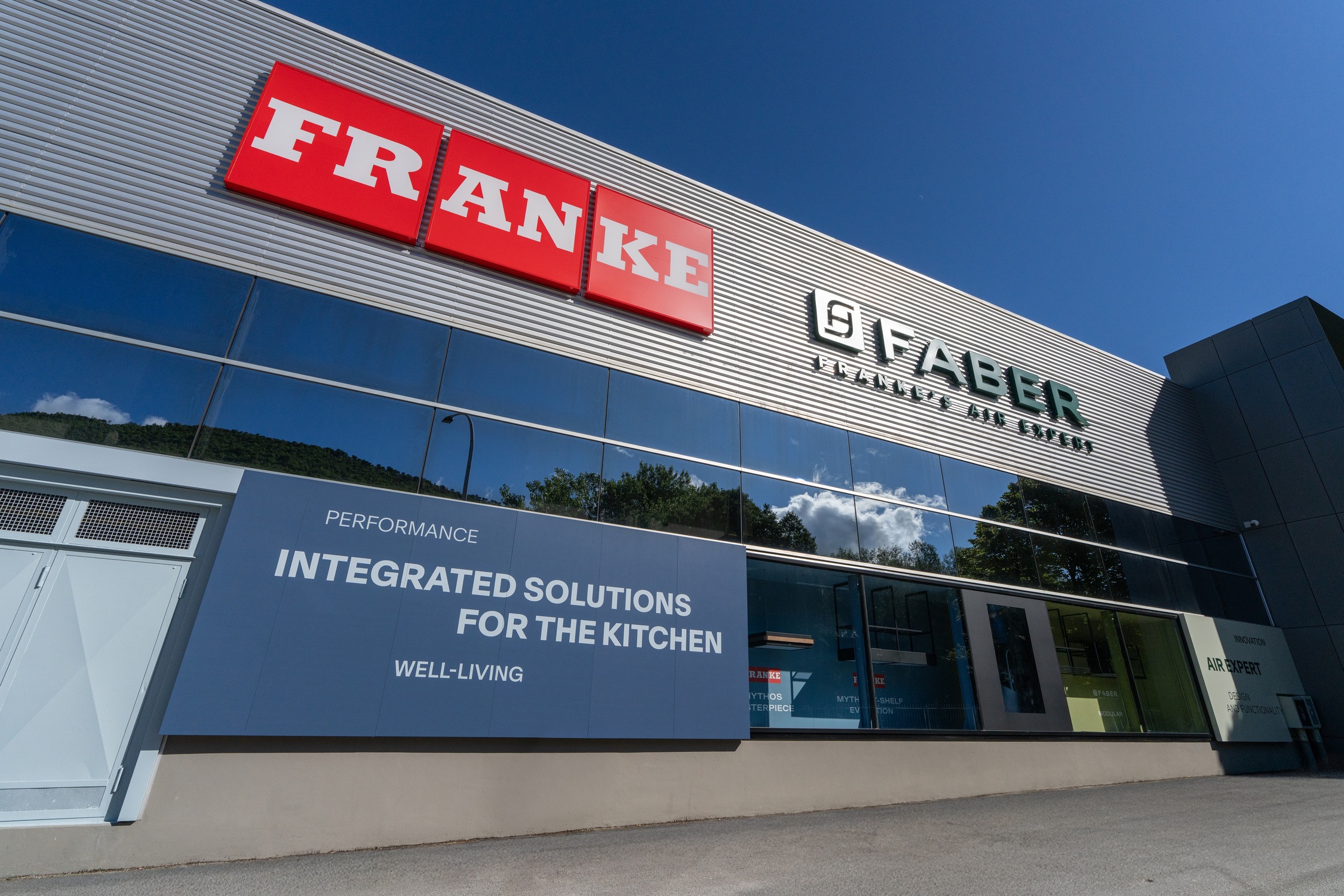 Franke Home Solutions, showroom Fabriano, vetrine esterne Franke Home Solutions, showroom Fabriano, vetrine esterne