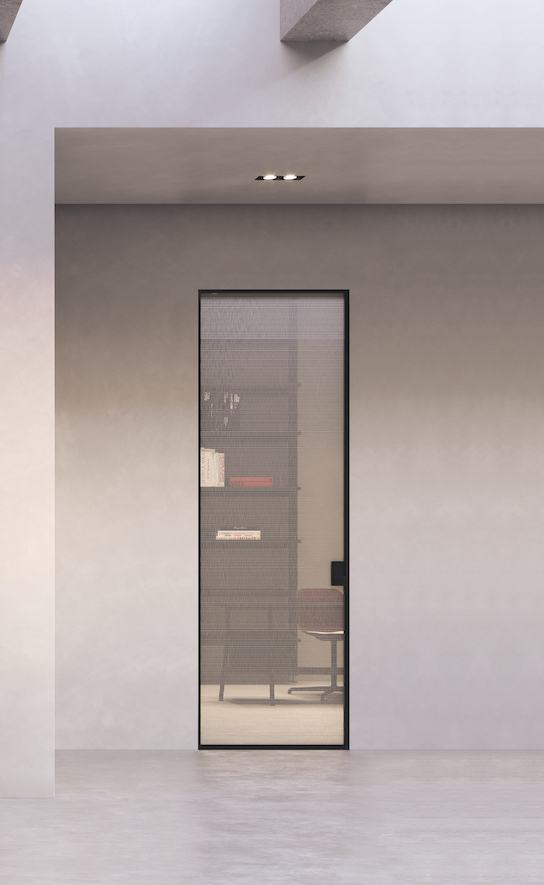 Nell’immagine la nuova porta Frame Zero nella versione battente di FerreroLegno qui proposta con cristallo Textil Trasparente Extrachiaro Bianco, profilo in alluminio nero e maniglia Wave.
Dimensioni:
larghezza da 600 a 1200 mm; altezza da 1400 a 2880 mm.