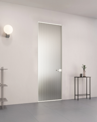 Nell’immagine la nuova porta Frame Zero di FerreroLegno con apertura a battente, qui proposta con cristallo Flutes Trasparente Bianco e serratura Guscio Vitra con maniglia Pure. Dimensioni: larghezza da 600 a 1200 mm; altezza da 1400 a 2880 mm. Nell’immagine la nuova porta Frame Zero di FerreroLegno con apertura a battente, qui proposta con cristallo Flutes Trasparente Bianco e serratura Guscio Vitra con maniglia Pure. Dimensioni: larghezza da 600 a 1200 mm; altezza da 1400 a 2880 mm.