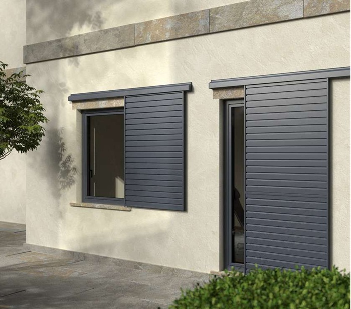 Sono realizzate in alluminio le persiane scorrevoli di Finstral, disponibili sia con finiture in colori pieni che speciali e ad effetto legno. Le lamelle sono in tre versioni: accostate una all’altra senza fessura oppure in modo da formare una fessura di 10 o 16 mm, da scegliere in base alla quantità di luce che si vuole far entrare nell'ambiente. A una o due ante, il movimento è manuale o motorizzato. Se ante sono disponibili anche pieghevoli a libro. www.finstral.com