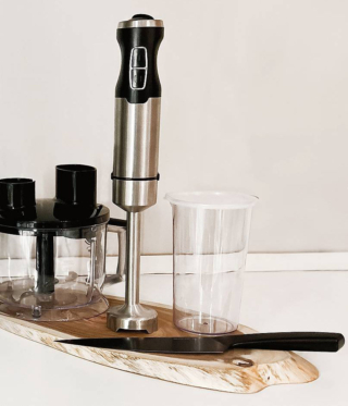 È cordless il mixer
a immersione della linea Brandani Techno con cavo USB-C incluso e batteria 2.000 mAh Li-Ion; la potenza è di 200 W. Fornito di indicatore luminoso
per la percentuale
attiva batteria/tempo di ricarica, alla massima potenza ha un'autonomia di 12 minuti.
Misura H 42,5 cm; costa 46 euro. www.brandani.it È cordless il mixer
a immersione della linea Brandani Techno con cavo USB-C incluso e batteria 2.000 mAh Li-Ion; la potenza è di 200 W. Fornito di indicatore luminoso
per la percentuale
attiva batteria/tempo di ricarica, alla massima potenza ha un'autonomia di 12 minuti.
Misura H 42,5 cm; costa 46 euro. www.brandani.it