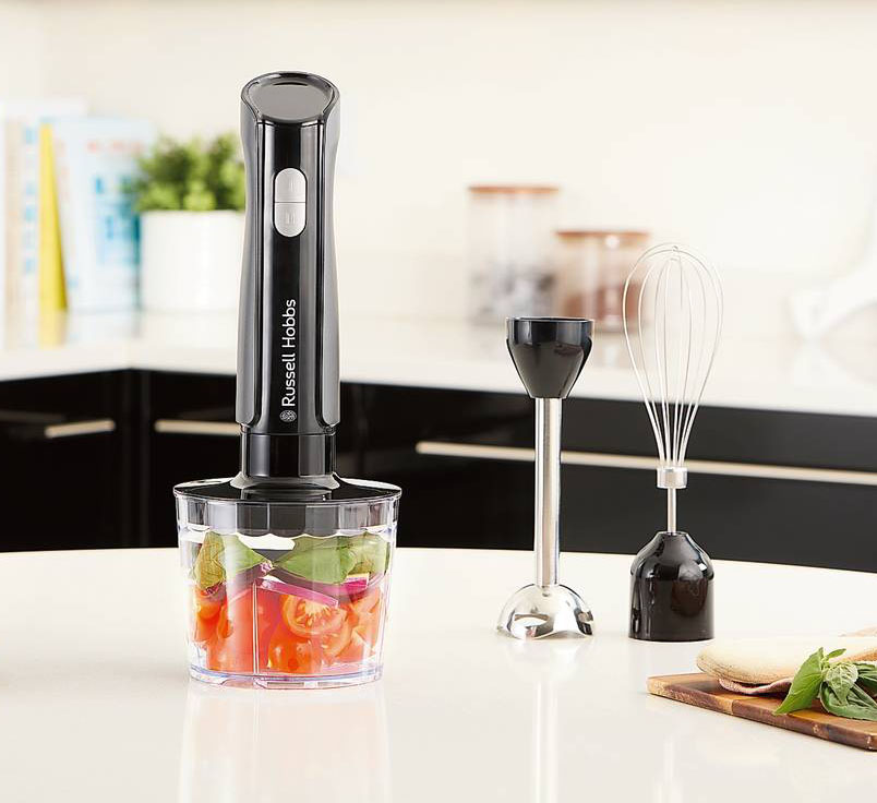 Desire Matte Charcoal
di Russell Hobbs da 500 W può preparare fino a 600 ml
di ingredienti. Le 2 impostazioni di velocità controllano il risultato finale: tritato liscio o grossolano. Ha 3 accessori in acciaio inox a montaggio rapido per passare facilmente
dalla modalità di frullatura
a quella di tritatura e sbattitura. Alto 41 cm, costa 44 euro. it.russellhobbs.com