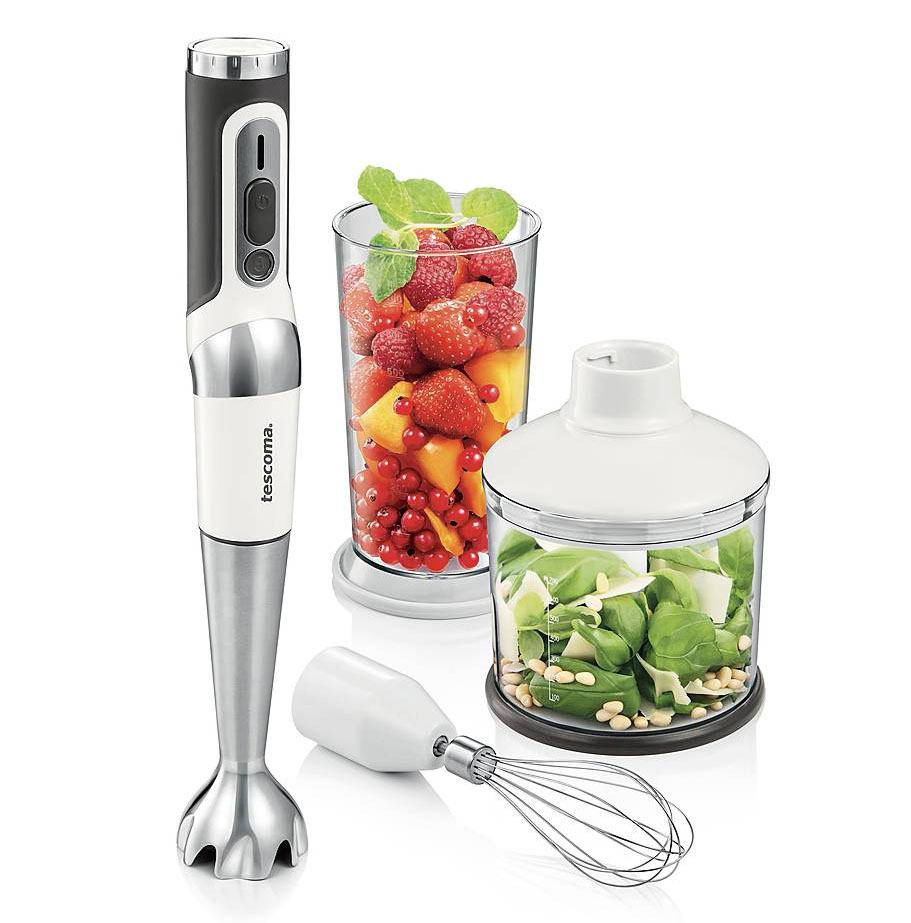 Senza fili, il mixer
a immersione coll. GrandCHEF di Tescoma trita, sminuzza, prepara vellutate, salse, frullati, maionese e pesto. Ha bicchiere
e recipiente tritatutto, ciascuno da 700 ml e funziona con batterie Li-ion e base ricaricabile. Ha una potenza di 180 W,
la funzione pulse dà piccoli impulsi alla massima velocità.
Alto 43,5 cm, costa 149,90 euro. www.tescoma.com