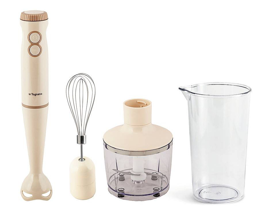 Impugnatura ergonomica
e asta rimovibile
con lame in acciaio inox
per Iridea di Tognana.
È provvisto di frusta sbattitore in acciaio inox, un tritatutto da 500 ml con lame e piede antiscivolo e di un bicchiere graduato da 600 ml. È proposto nei colori carta da zucchero e champagne. Misura H 37 cm e costa 57,20 euro. www.tognana.com