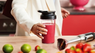 Con motore da 800 W, ProMix Viva Collection di Philips
ha tecnologia ProMix per frullare in modo rapido e uniforme;
il Turbo Boost aumenta la potenza. È dotato di sistema di sgancio con unico pulsante per cambiare rapidamente gli accessori
e di anti-schizzo. È completo di frusta, tritatutto XL e bicchiere da 500 ml. Misura H 22 cm; costa 99,99 euro. www.philips.it Con motore da 800 W, ProMix Viva Collection di Philips
ha tecnologia ProMix per frullare in modo rapido e uniforme;
il Turbo Boost aumenta la potenza. È dotato di sistema di sgancio con unico pulsante per cambiare rapidamente gli accessori
e di anti-schizzo. È completo di frusta, tritatutto XL e bicchiere da 500 ml. Misura H 22 cm; costa 99,99 euro. www.philips.it
