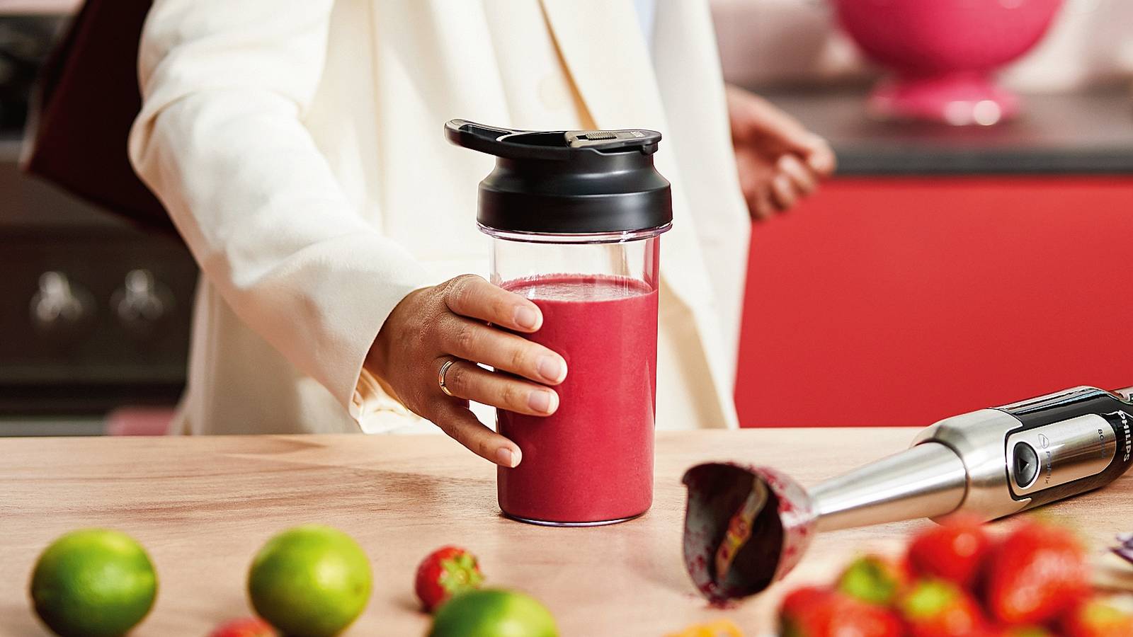 Con motore da 800 W, ProMix Viva Collection di Philips
ha tecnologia ProMix per frullare in modo rapido e uniforme;
il Turbo Boost aumenta la potenza. È dotato di sistema di sgancio con unico pulsante per cambiare rapidamente gli accessori
e di anti-schizzo. È completo di frusta, tritatutto XL e bicchiere da 500 ml. Misura H 22 cm; costa 99,99 euro. www.philips.it