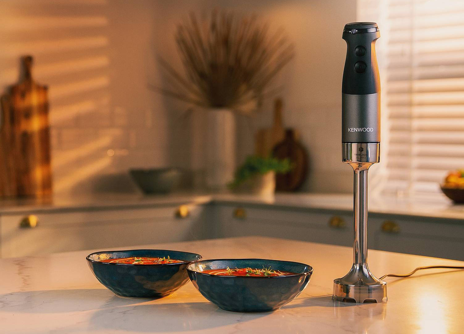 Ha motore da 1.200 W
il frullatore a immersione Triblade XL Pro HBM80.322BK di Kenwood. Con impugnatura SureGrip™ per una presa ergonomica e sicura, è dotato
di tecnologia Triblade™ che consente di frullare in modo uniforme
qualsiasi ingrediente. Ha tritatutto e bicchiere graduato facile da svuotare. Misura H 41 cm e costa 119,90 euro. www.kenwoodworld.com