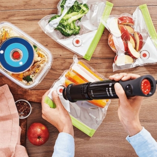 Ha una potenza di 1.000 W ErgoMixx MS6CB61V1
di Bosch con accessorio per la conservazione sottovuoto Fresh Vacuum. È dotato
di QuattroBlade che assicura un taglio ottimale grazie
al design AntiSplash.
Le 12 impostazioni, oltre alla funzione turbo, consentono la giusta velocità per ogni preparazione. Alto 39,3 cm,
costa 159,90 euro. www.bosch-home.com Ha una potenza di 1.000 W ErgoMixx MS6CB61V1
di Bosch con accessorio per la conservazione sottovuoto Fresh Vacuum. È dotato
di QuattroBlade che assicura un taglio ottimale grazie
al design AntiSplash.
Le 12 impostazioni, oltre alla funzione turbo, consentono la giusta velocità per ogni preparazione. Alto 39,3 cm,
costa 159,90 euro. www.bosch-home.com