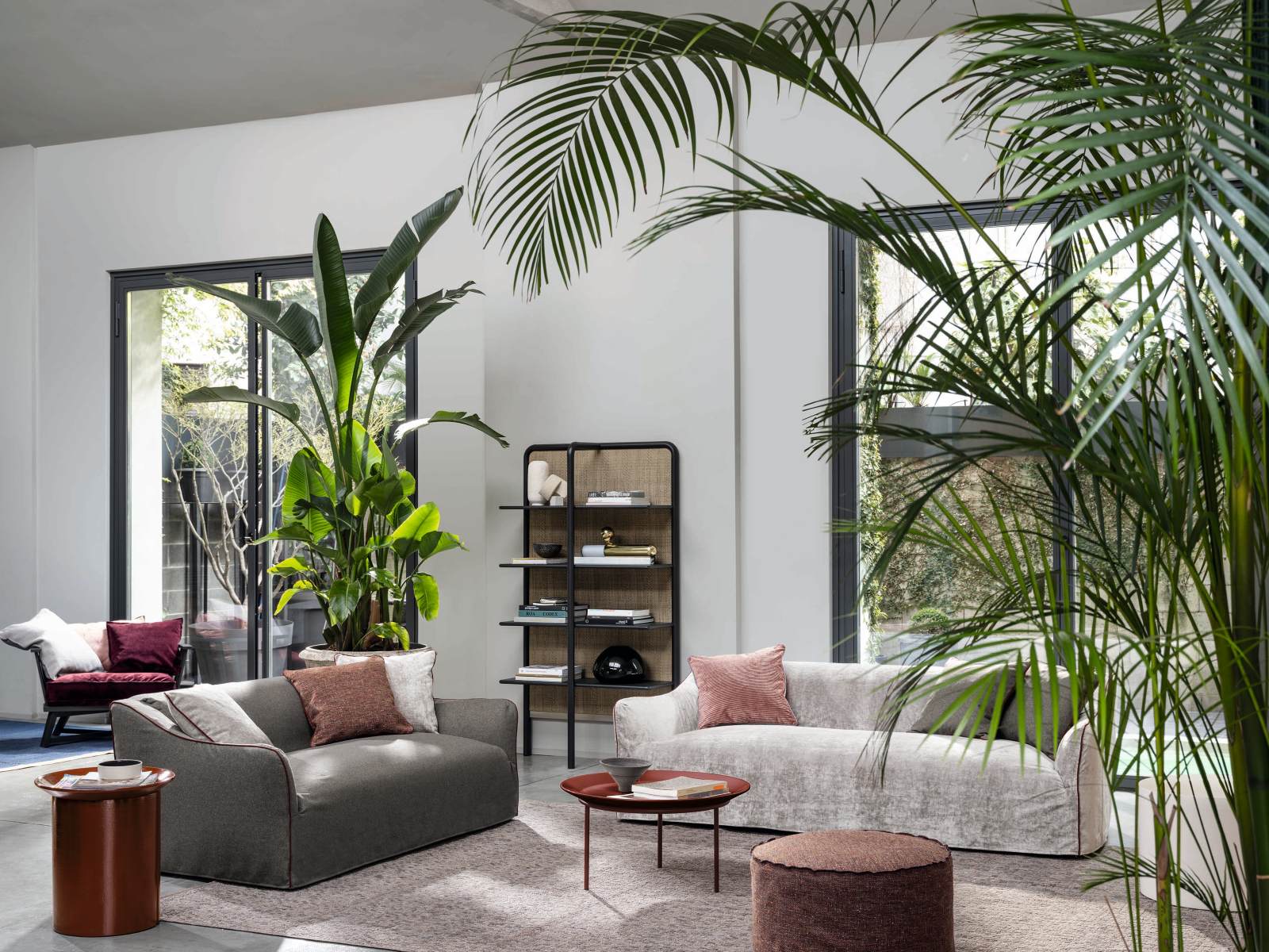 La libreria Daen di Gervasoni, disegnata da Federico Peri, è una proposta versatile, definita da una quinta rivestita con un intreccio di ecopelle idrorepellente caratterizzato da una texture rigata che fa acquisire tridimensionalità alla superficie. Caratterizzata da volumi geometrici, il punto di forza della collezione è la coesistenza di materiali differenti. La struttura è in frassino massello laccato in Ginger, Blueberry e Date, mentre schiena e ripiani sono in MDF laccato; la schiena è rivestita anteriormente in tessuto Vibes Arena, Azul, Moreno e laccata sul retro in Date, Blueberry e Ginger. Misure L101 x P40 x H182 cm. Prezzo: 3,177 euro Iva inclusa.
https://gervasoni1882.com/ La libreria Daen di Gervasoni, disegnata da Federico Peri, è una proposta versatile, definita da una quinta rivestita con un intreccio di ecopelle idrorepellente caratterizzato da una texture rigata che fa acquisire tridimensionalità alla superficie. Caratterizzata da volumi geometrici, il punto di forza della collezione è la coesistenza di materiali differenti. La struttura è in frassino massello laccato in Ginger, Blueberry e Date, mentre schiena e ripiani sono in MDF laccato; la schiena è rivestita anteriormente in tessuto Vibes Arena, Azul, Moreno e laccata sul retro in Date, Blueberry e Ginger. Misure L101 x P40 x H182 cm. Prezzo: 3,177 euro Iva inclusa.
https://gervasoni1882.com/