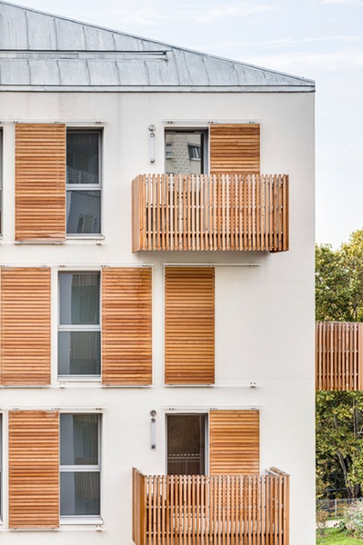 Le persiane scorrevoli di Griesser sono realizzate in alluminio, personalizzabili in 150 colori. Molte le opzioni sul controllo della luce, con ante che seguono la luce solare, lamelle anche mobili per suggestivi giochi di ombre e riempimenti per l’oscuramento totale o disegni personalizzabili. Possono essere movimentate manualmente o a motore. Si installano a finestra o al parapetto. www.griesser.it