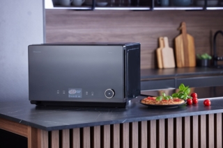 HiSpeed Oven di Hisense è un apparecchio 3-in-1 che combina le funzioni Air Fry, Grill e Microonde in un forno freestanding da 28 litri. La potenza è di 3300 Watt e la cottura è veloce, ad esempio un pollo intero da 1 kg cuoce in 21 minuti, la pizza in 5 minuti e 30 secondi, i biscotti in 6 minuti. È dotato di vassoio SpeedHeat Smart Tray, realizzato con un gel che assorbe l’energia delle microonde e la converte in calore termico, riscaldando rapidamente la base per una grigliatura efficiente sul lato inferiore. Questa tecnologia consente dorature rapide e uniformi, con consistenze croccanti. La cavità è in acciaio, ha display touch, 10 programmi preimpostati e tempetura regolabile da 100° a 230° C. https://it.hisense.com HiSpeed Oven di Hisense è un apparecchio 3-in-1 che combina le funzioni Air Fry, Grill e Microonde in un forno freestanding da 28 litri. La potenza è di 3300 Watt e la cottura è veloce, ad esempio un pollo intero da 1 kg cuoce in 21 minuti, la pizza in 5 minuti e 30 secondi, i biscotti in 6 minuti. È dotato di vassoio SpeedHeat Smart Tray, realizzato con un gel che assorbe l’energia delle microonde e la converte in calore termico, riscaldando rapidamente la base per una grigliatura efficiente sul lato inferiore. Questa tecnologia consente dorature rapide e uniformi, con consistenze croccanti. La cavità è in acciaio, ha display touch, 10 programmi preimpostati e tempetura regolabile da 100° a 230° C. https://it.hisense.com