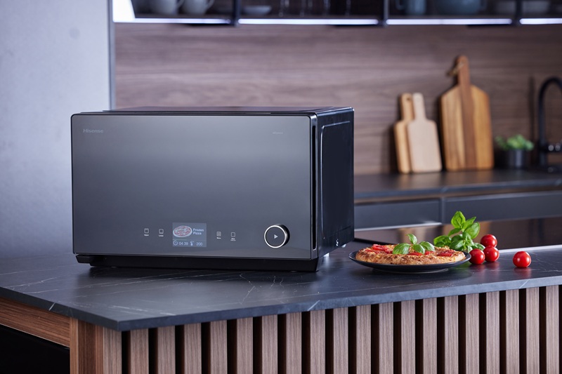 HiSpeed Oven di Hisense è un apparecchio 3-in-1 che combina le funzioni Air Fry, Grill e Microonde in un forno freestanding da 28 litri. La potenza è di 3300 Watt e la cottura è veloce, ad esempio un pollo intero da 1 kg cuoce in 21 minuti, la pizza in 5 minuti e 30 secondi, i biscotti in 6 minuti. È dotato di vassoio SpeedHeat Smart Tray, realizzato con un gel che assorbe l’energia delle microonde e la converte in calore termico, riscaldando rapidamente la base per una grigliatura efficiente sul lato inferiore. Questa tecnologia consente dorature rapide e uniformi, con consistenze croccanti. La cavità è in acciaio, ha display touch, 10 programmi preimpostati e tempetura regolabile da 100° a 230° C. https://it.hisense.com