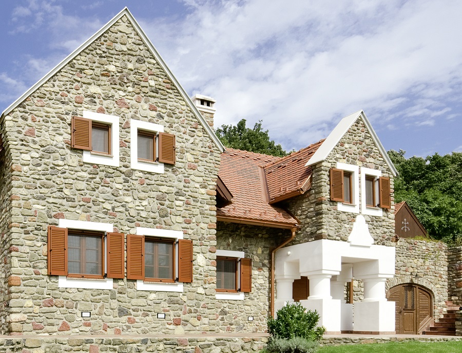 Le persiane in alluminio di Internorm possono essere personalizzate sia per le lamelle che per le finiture, sia colorate che a ricreare l’effetto legno, in modo realistico, o metallo. Nella versione con telaio possono essere dotate di zanzariera avvolgibile integrata, che impedisce l’ingresso degli insetti nell’ambiente. www.internorm.com/it-it