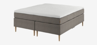 Il letto sommier Rogga di Jysk ha un materasso a molle con 515/m² molle multi-pocket, imbottito con schiuma ad alta resilienza e schiuma di polietere. Il materasso è diviso in sette zone di comfort che offrono un supporto unico ed ergonomicamente corretto, mentre il topper con anima in memory foam Air allevia la pressione e si adatta velocemente e al corpo. La base è costituita da due materassi box con 240/m² molle insacchettate, diviso anch'esso in sette zone di comfort. Include sensori di luce sotto al letto. Misure 180 x 200 cm. Prezzo 1.250 euro. www.jysk.it Il letto sommier Rogga di Jysk ha un materasso a molle con 515/m² molle multi-pocket, imbottito con schiuma ad alta resilienza e schiuma di polietere. Il materasso è diviso in sette zone di comfort che offrono un supporto unico ed ergonomicamente corretto, mentre il topper con anima in memory foam Air allevia la pressione e si adatta velocemente e al corpo. La base è costituita da due materassi box con 240/m² molle insacchettate, diviso anch'esso in sette zone di comfort. Include sensori di luce sotto al letto. Misure 180 x 200 cm. Prezzo 1.250 euro. www.jysk.it