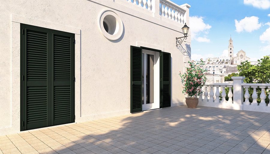 La persiana in alluminio Storika di Kikau propone forme e colori che richiamano i classici modelli in legno, ma con la resistenza e praticità dell’alluminio. Grazie all’esclusivo sistema di ossidazione e verniciatura, i prodotti hanno il certificato di garanzia di 20 anni sulla corrosione filiforme e sono installabili anche in zone di mare. È disponibile con lamelle fisse oppure orientabili ed è anche in versione blindata in classe 2. www.kikau.it