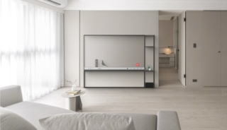 LG Signature OLED T di LG è il primo televisore trasparente wireless al mondo. Essendo dotato di tecnologia OLED, ovvero il diodo organico a emissioni di luce, offre immagini di qualità altissima, con colori ricchi e vibranti e neri profondi e puri. Ha schermo da 77 pollici e il monitor trasparente scompare alla vista quando non è attivo, permettendone il posizionamento in qualsiasi ambiente con discrezione. L’unico filo è quello di alimentazione ed è accompagnato da Zero Connect Box, la centralina a cui vanno collegato tutte le periferiche e che comunica wireless con il televisore. http://www.lg.com LG Signature OLED T di LG è il primo televisore trasparente wireless al mondo. Essendo dotato di tecnologia OLED, ovvero il diodo organico a emissioni di luce, offre immagini di qualità altissima, con colori ricchi e vibranti e neri profondi e puri. Ha schermo da 77 pollici e il monitor trasparente scompare alla vista quando non è attivo, permettendone il posizionamento in qualsiasi ambiente con discrezione. L’unico filo è quello di alimentazione ed è accompagnato da Zero Connect Box, la centralina a cui vanno collegato tutte le periferiche e che comunica wireless con il televisore. http://www.lg.com