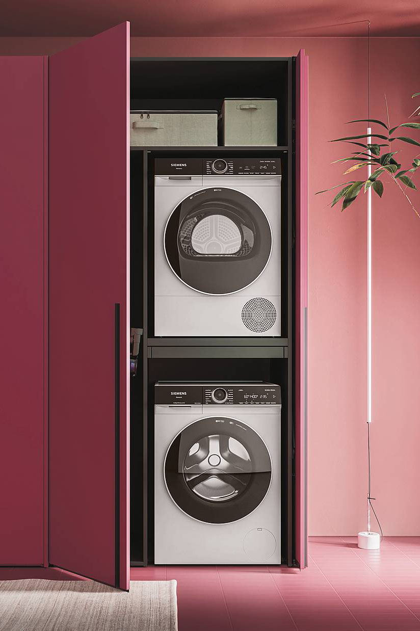 La colonna della composizione Bolle 01 di Arbi ha le ante rientranti e un ripiano estraibile. In finitura laccato Sangria opaco, misura L 123,6 x P 67,5 x H 240 cm. Prezzo su richiesta. www.arbiarredobagno.it La colonna della composizione Bolle 01 di Arbi ha le ante rientranti e un ripiano estraibile. In finitura laccato Sangria opaco, misura L 123,6 x P 67,5 x H 240 cm. Prezzo su richiesta. www.arbiarredobagno.it