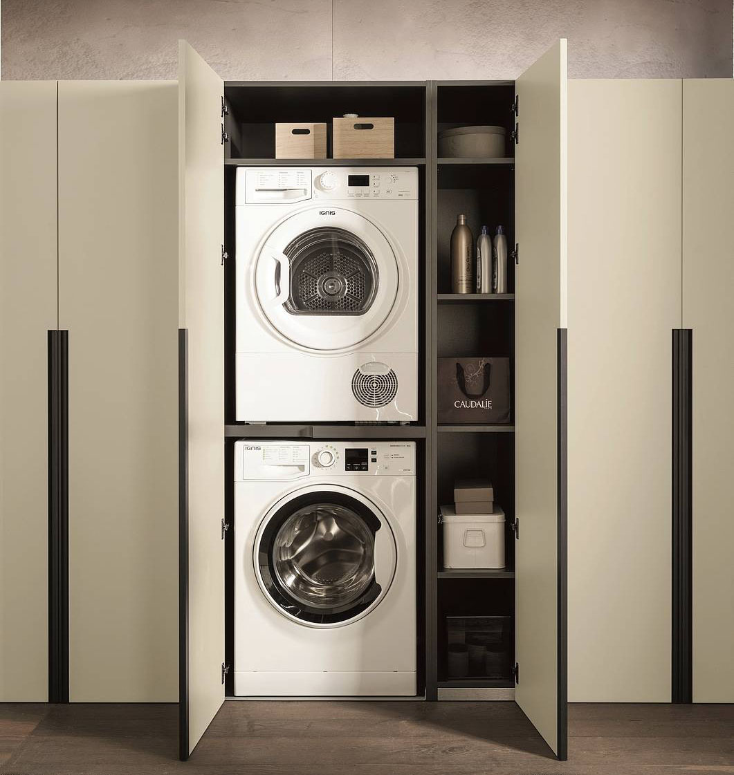 Il sistema Slide di Archeda di colonne accessoriate, in melaminico Minato con ante laccate Juta opaco con maniglia Titanio, come in foto misura L 100 x P 65 x H 200 cm e costa 1.745 euro + Iva. www.archeda.eu Il sistema Slide di Archeda di colonne accessoriate, in melaminico Minato con ante laccate Juta opaco con maniglia Titanio, come in foto misura L 100 x P 65 x H 200 cm e costa 1.745 euro + Iva. www.archeda.eu