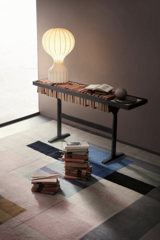 Booken di Lema è un esercizio di stile che interpreta in chiave insolita il concetto di libreria. Al centro del progetto il libro come oggetto che si reinventa e diventa materiale. Piccola e leggera, la libreria free standing multifunzione Booken è contemporaneamente tavolino e piano d’appoggio. L’essenza di Booken è nella cornice a cui si agganciano come segnalibri aste di legno a cui appendere i libri. Disponibile anche in versione mensola a parete, la libreria si trasforma da elemento verticale a orizzontale. Misure L1300 x P320 x H650 mm. Prezzo della versione con gambe: 630 euro. www.lemamobili.com Booken di Lema è un esercizio di stile che interpreta in chiave insolita il concetto di libreria. Al centro del progetto il libro come oggetto che si reinventa e diventa materiale. Piccola e leggera, la libreria free standing multifunzione Booken è contemporaneamente tavolino e piano d’appoggio. L’essenza di Booken è nella cornice a cui si agganciano come segnalibri aste di legno a cui appendere i libri. Disponibile anche in versione mensola a parete, la libreria si trasforma da elemento verticale a orizzontale. Misure L1300 x P320 x H650 mm. Prezzo della versione con gambe: 630 euro. www.lemamobili.com