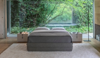 Il sommier Mandarine è un letto di ispirazione ideale che si integra in ambienti sia classici che moderni. La base è caratterizzata da una cucitura orizzontale a cordonetto lungo tutto il suo perimetro, che spezza la percezione della sua notevole altezza: 38 cm da terra, due in più rispetto a sommier e letti tradizionali. È disponibile con base Leonardo, base contenitore o base fissa con piano a doghe regolabili e piedini in nickel nero lucido. Misura per materasso da 170x200 cm e rivestimento in tessuto categoria base: 2.450 euro. www.flou.it Il sommier Mandarine è un letto di ispirazione ideale che si integra in ambienti sia classici che moderni. La base è caratterizzata da una cucitura orizzontale a cordonetto lungo tutto il suo perimetro, che spezza la percezione della sua notevole altezza: 38 cm da terra, due in più rispetto a sommier e letti tradizionali. È disponibile con base Leonardo, base contenitore o base fissa con piano a doghe regolabili e piedini in nickel nero lucido. Misura per materasso da 170x200 cm e rivestimento in tessuto categoria base: 2.450 euro. www.flou.it