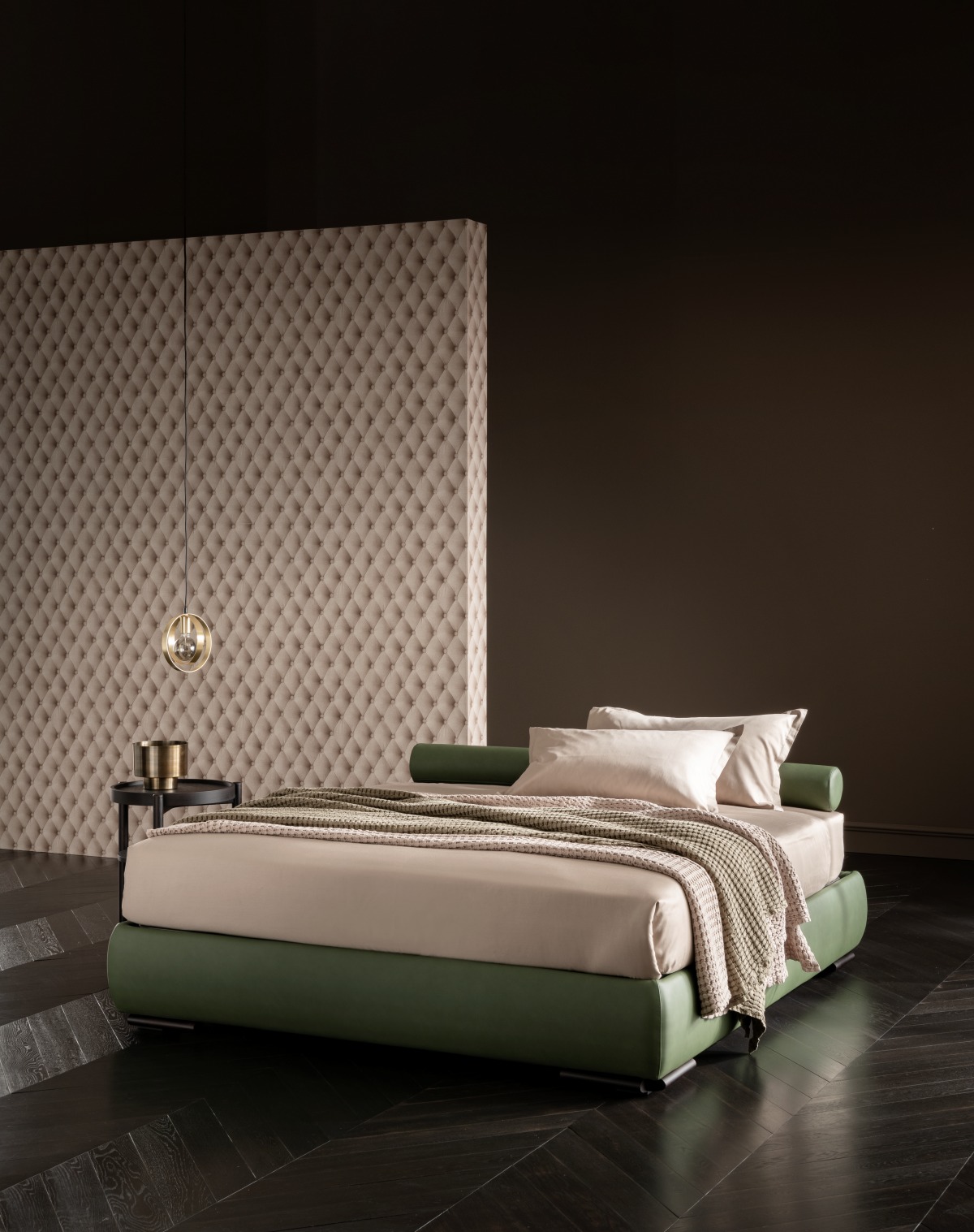 La soluzione con giroletto a quattro lati di Altrenotti è semplice ma con una lavorazione accurata e la qualità costruttiva tipica del brand. La base con contenitore bauletto è disponibile in due altezze - 22 e 29 cm - sempre con comodo fondo removibile rivestito in tessuto antimacchia e idrorepellente. Misure per materasso 160x190/200 e 173x206/216 h. 22/29 cm (senza piedi). Promozione per letto sfoderabile compreso di piano da riposo ergonomico, materasso, piumino e set coordinato. Prezzo a partire da 2.824 euro, in promozione con il 30% di sconto a 1.977 euro. www.altrenotti.it La soluzione con giroletto a quattro lati di Altrenotti è semplice ma con una lavorazione accurata e la qualità costruttiva tipica del brand. La base con contenitore bauletto è disponibile in due altezze - 22 e 29 cm - sempre con comodo fondo removibile rivestito in tessuto antimacchia e idrorepellente. Misure per materasso 160x190/200 e 173x206/216 h. 22/29 cm (senza piedi). Promozione per letto sfoderabile compreso di piano da riposo ergonomico, materasso, piumino e set coordinato. Prezzo a partire da 2.824 euro, in promozione con il 30% di sconto a 1.977 euro. www.altrenotti.it