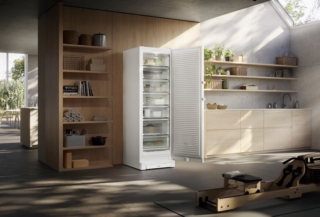 Il congelatore FNXa 522i di Liebherr utilizza la tecnologia BluRoX con isolamento sottovuoto e perlite, la roccia vulcanica finemente macinata, che stabilizza i componenti sottovuoto; quindi senza utilizzare poliuretano espanso. La combinazione di vuoto e perlite garantisce garantisce consumi minimi, massima efficienza energetica ed è una soluzione di isolamento compatto. Ogni componente è stato progettato per essere facilmente riparabile, riciclabile e riutilizzabile, a fine ciclo di vita. È il primo grande elettrodomestico al mondo a ottenere la certificazione Cradle to Cradle Certified® Bronze per la sostenibilità. È certificato in classe energetica A e ha una capacità del 30% in più. Disponibile dal 2026. http://www.liebherr.com/it-it Il congelatore FNXa 522i di Liebherr utilizza la tecnologia BluRoX con isolamento sottovuoto e perlite, la roccia vulcanica finemente macinata, che stabilizza i componenti sottovuoto; quindi senza utilizzare poliuretano espanso. La combinazione di vuoto e perlite garantisce garantisce consumi minimi, massima efficienza energetica ed è una soluzione di isolamento compatto. Ogni componente è stato progettato per essere facilmente riparabile, riciclabile e riutilizzabile, a fine ciclo di vita. È il primo grande elettrodomestico al mondo a ottenere la certificazione Cradle to Cradle Certified® Bronze per la sostenibilità. È certificato in classe energetica A e ha una capacità del 30% in più. Disponibile dal 2026. http://www.liebherr.com/it-it