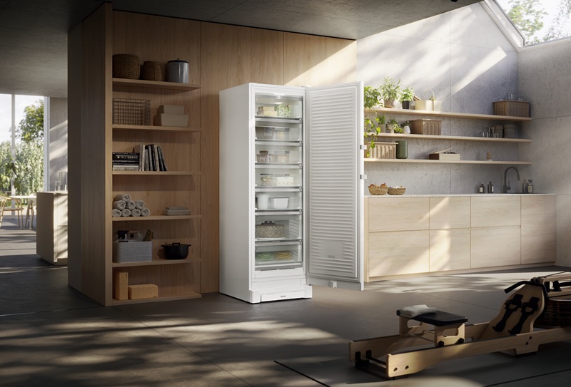 Il congelatore FNXa 522i di Liebherr utilizza la tecnologia BluRoX con isolamento sottovuoto e perlite, la roccia vulcanica finemente macinata, che stabilizza i componenti sottovuoto; quindi senza utilizzare poliuretano espanso. La combinazione di vuoto e perlite garantisce garantisce consumi minimi, massima efficienza energetica ed è una soluzione di isolamento compatto. Ogni componente è stato progettato per essere facilmente riparabile, riciclabile e riutilizzabile, a fine ciclo di vita. È il primo grande elettrodomestico al mondo a ottenere la certificazione Cradle to Cradle Certified® Bronze per la sostenibilità. È certificato in classe energetica A e ha una capacità del 30% in più. Disponibile dal 2026. http://www.liebherr.com/it-it