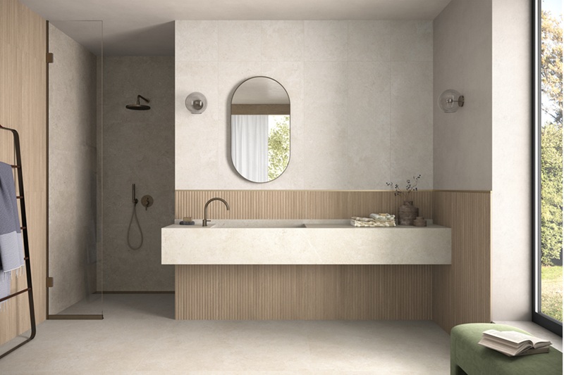 Boiserie di Marazzi è il rivestimento ceramico in pasta bianca che reinterpreta in chiave contemporanea la decoratività della boiserie in legno. Due le varianti cromatiche: Rovere Chiaro e Rovere Scuro, nel formato 40 x 120 cm, da posare a 120 cm o a tutta altezza, in verticale o orizzontale. Le tre strutture tridimensionali, realizzate con tecnologia 3D Ink, interpretano il legno con geometrie e rilievi, tattili e realistici, pensati per creare pareti dinamiche e scenografiche. Grafica e struttura si fondono per annullare la percezione della fuga tra gli elementi. www.marazzi.it Boiserie di Marazzi è il rivestimento ceramico in pasta bianca che reinterpreta in chiave contemporanea la decoratività della boiserie in legno. Due le varianti cromatiche: Rovere Chiaro e Rovere Scuro, nel formato 40 x 120 cm, da posare a 120 cm o a tutta altezza, in verticale o orizzontale. Le tre strutture tridimensionali, realizzate con tecnologia 3D Ink, interpretano il legno con geometrie e rilievi, tattili e realistici, pensati per creare pareti dinamiche e scenografiche. Grafica e struttura si fondono per annullare la percezione della fuga tra gli elementi. www.marazzi.it
